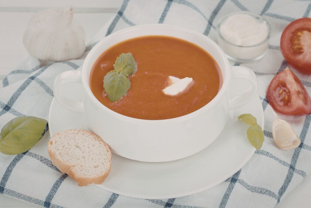 Krem z pomidorów z bazylią